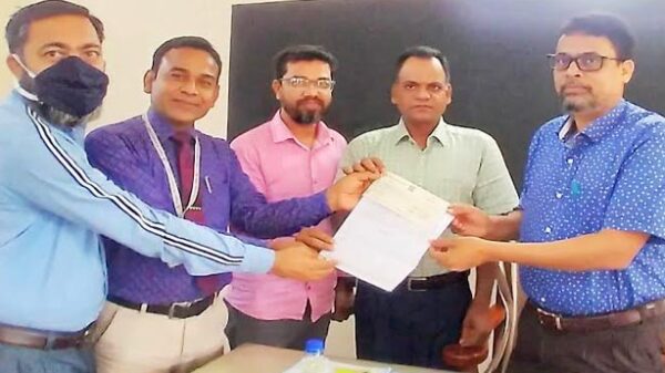 চিনিকলে বীমার মরনোত্তর চেক প্রদান