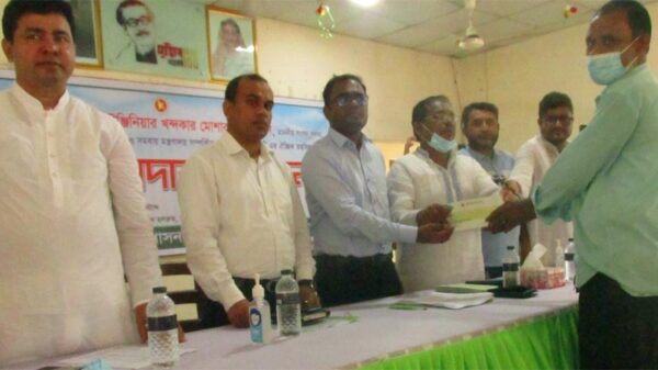 ফরিদপুরে ঐচ্ছিক তহবিলের নগদ অর্থ বিতরন