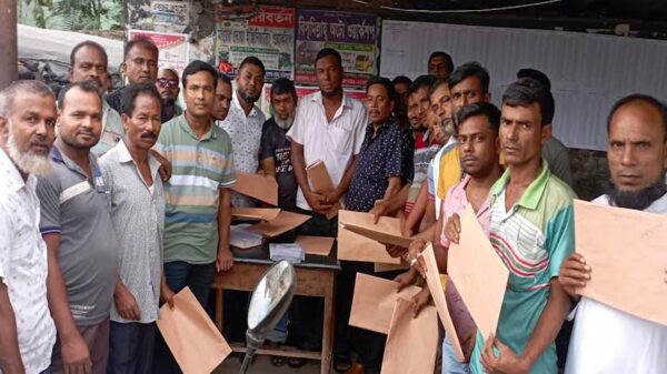 ফরিদপুর অটোরিক্সা-অটোটেম্পু ড্রাইভার্স ইউনিয়নের নির্বাচনে প্রার্থীদের মনোনয়ন সংগ্রহ