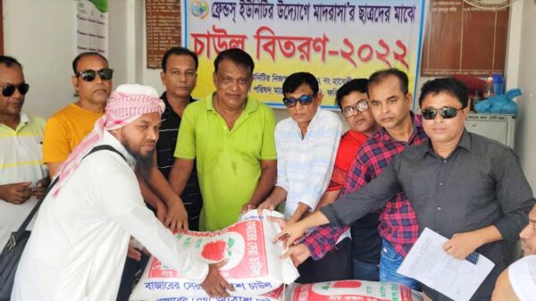 ফ্রেন্ডস্ ইউনিটির উদ্যোগে মাদ্রাসার ছাত্রদের মাঝে চাউল বিতরন