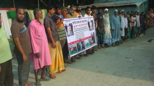 হত্যা মামলায় জামিনে এসেই বাদীর উপর হামলা-মামলার অভিযোগে মানববন্ধন