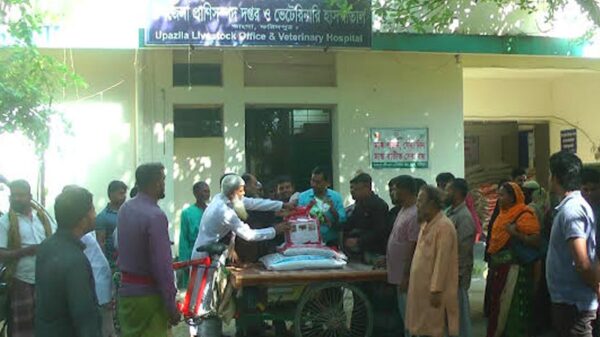 ভাঙ্গায় খামারীদের মাঝে পশুখাদ্য বিতরণ