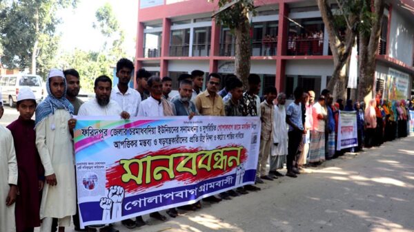 মসজিদ ও শিক্ষাপ্রতিষ্ঠান নিয়ে ষড়যন্ত্রের বিরুদ্ধে মানববন্ধন