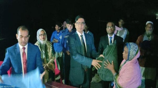 অসহায় শীতার্ত বেদে পরিবারদের মাঝে শীতবস্ত্র বিতরণ