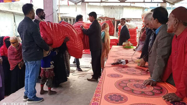 বেলেশ্বর রুপালী কল্যাণ ট্রাস্টের উদ্যোগে শীতবস্ত্র বিতরণ