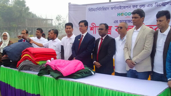 সকাল হতে না হতেই বেদে পল্লীতে কম্বল নিয়ে হাজির ফরিদপুরের জেলা প্রশাসক