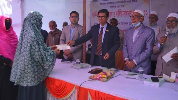 অবসর প্রাপ্ত সরকারী কর্মচারী কল্যান সমিতির চেক বিতরন