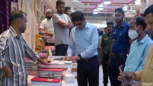 সদরপুরে ভ্রাম্যমাণ অভিযানে ১৪ প্রতিষ্ঠানকে জরিমানা