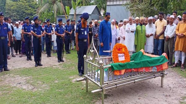 সদরপুরের মুক্তিযোদ্ধা মালেককে রাষ্ট্রীয় মর্যাদায় দাফন