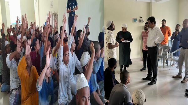 মাদকাসক্ত রোগীদের কাছে ইফতার নিয়ে জেলা প্রশাসক