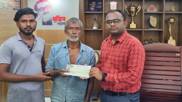 আ্যাম্বুলেন্স দুর্ঘটনায় নিহত মৃদুলের পরিবারের হাতে আর্থিক সহায়তা প্রদান