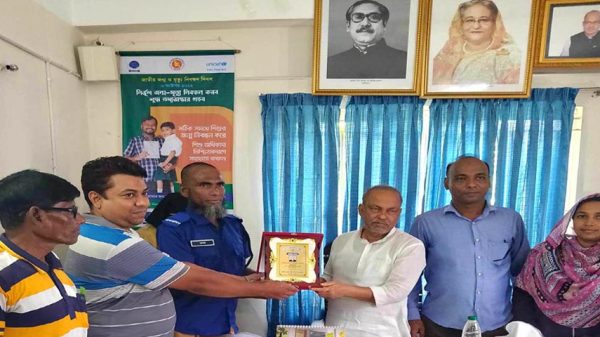 নবনির্বাচিত কৈজুরী ইউপি চেয়ারম্যানকে সম্মাননা স্মারক প্রদান