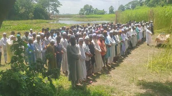 মহিউদ্দিনের ফাঁসি কার্যকরের পর ভাঙ্গার গ্রামের বাড়িতে দাফন সম্পন্ন