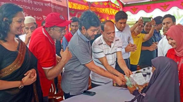 বন্যা দুর্গতদের আগাম পূনর্বাসনে আর্থিক অনুদান বিতরণ
