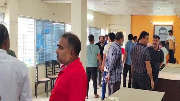কার্যালয় বুঝে পেল ফরিদপুর জেলা যুবলীগ