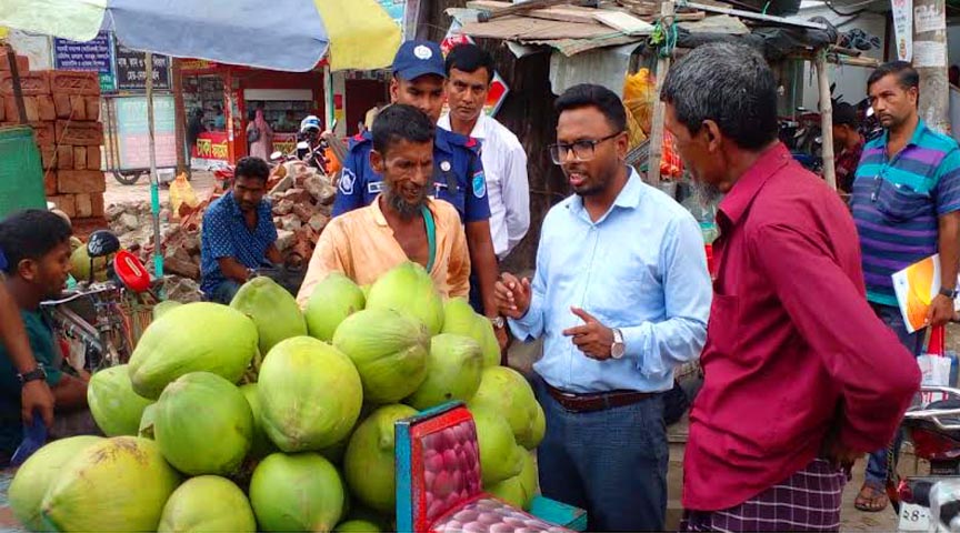 ভোক্তা অধিদপ্তরের লোক দেখে ডাবসহ ভ্যান রেখে পালালো ব্যবসায়ী