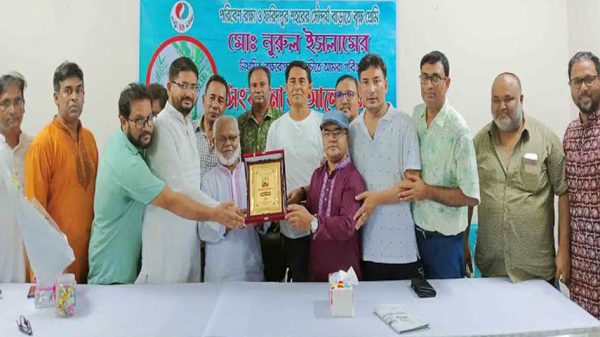 সংবর্ধিত হলেন বৃক্ষপ্রেমী নুরুল ইসলাম