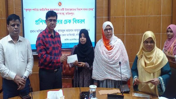 নারী উদ্যোক্তাদের মাঝে ১৩ লক্ষ ৭৮ হাজার টাকার চেক বিতরণ