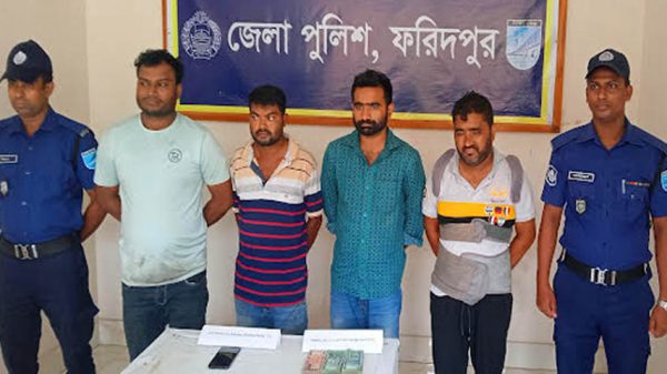 লুন্ঠনকৃত মোবাইলের সুত্র ধরে পাঁচ মাসপর টাকাসহ চারজন গ্রেপ্তার