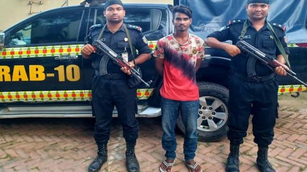 ইজিবাইকচালক হত্যা মামলার আসামী র‍্যাবের হাতে গ্রেফতার
