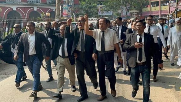 হরতাল সমর্থনে ফরিদপুরে আইনজীবীদের মিছিল : পাঁচ নেতা আটক