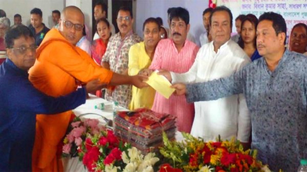 শারদীয় দূর্গোৎসব উপলক্ষে ফরিদপুর পৌরসভার নগদ অর্থ ও বস্ত্র বিতরন