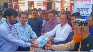 স্যালাইন বিতরন করছেন শামীম হক