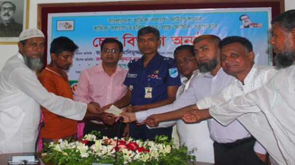 ফরিদপুরে শ্রমিকদের মাঝে ৩৫ লাখ টাকার চেক বিতরণ