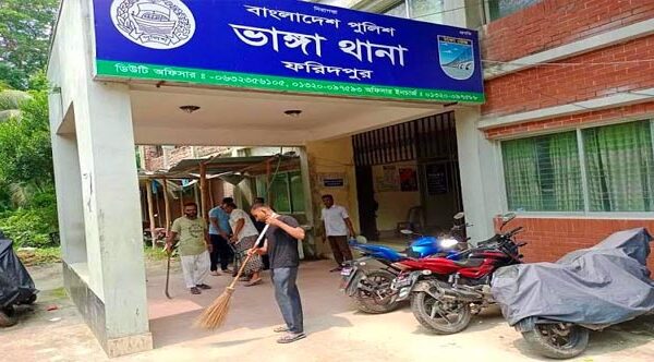 থানা চত্বর পরিষ্কার করলেন পুলিশ সদস্যরা