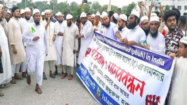 সালথায় তৌহিদী জনতার মানববন্ধন