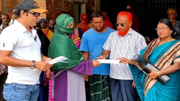 ফরিদপুরে অসহায় মানুষের মাঝে নগদ অর্থ বিতরন