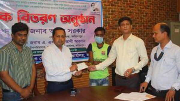 বিভিন্ন রোগে আক্রান্তদের মাঝে সমাজ সেবার চেক বিতরণ