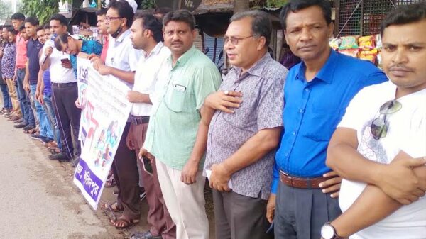 সাংবাদিকদের ওপর সন্ত্রাসী হামলার প্রতিবাদে মধুখালী মানববন্ধন