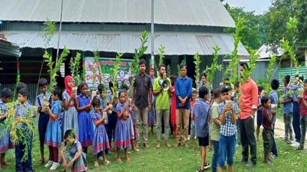 ফরিদপুরে শিক্ষার্থীদের মাঝে গাছের চারা বিতরণ