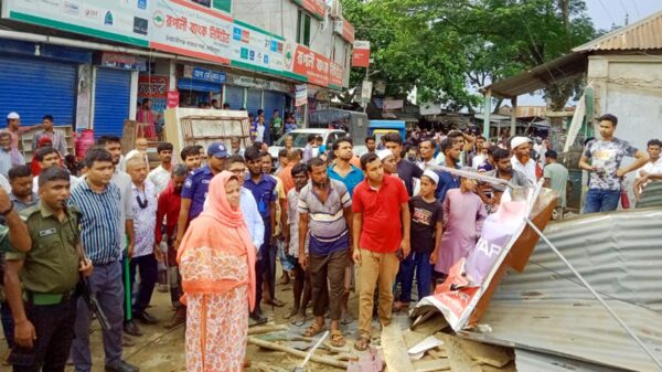 চরহাজীগঞ্জ স্কুল মাঠের ২৫ দোকান ঘর উচ্ছেদ করলেন ইউএনও