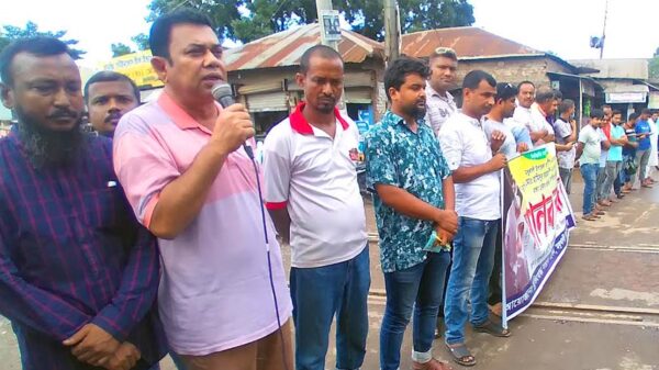সন্ত্রাসী হামলার প্রতিবাদে মধুখালী মুক্তিযোদ্ধা সন্তান সংসদের মানববন্ধন