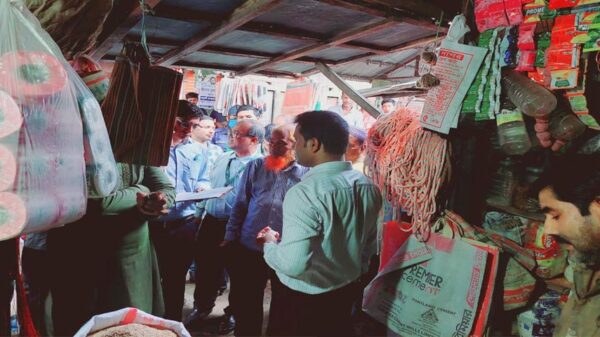 পলিথিন জব্দ করে জরিমানা আদায়