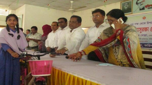 ফরিদপুরে স্কুল শিক্ষার্থী ও অসহায় প্রতিবন্ধিদের মাঝে নানা সামগ্রী বিতরন