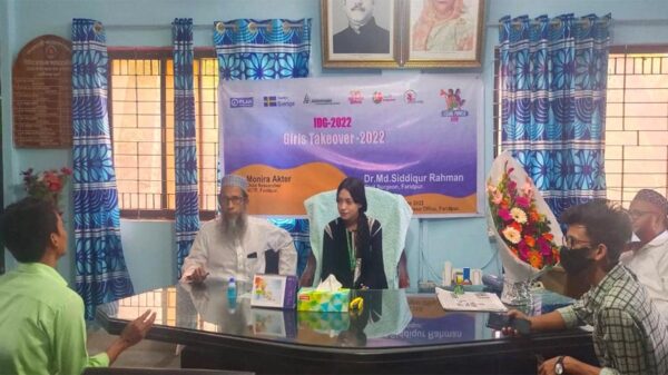 ফরিদপুরে সিভিল সার্জনের দায়িত্ব পালন করল দশম শ্রেণীর ছাত্রী মনিরা