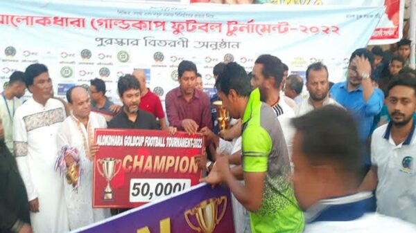 আলোকধারা গোল্ডকাপ ফুটবল টুর্নামেন্টের ফাইনাল খেলায় দোহার একাদশ চ্যাম্পিয়ন