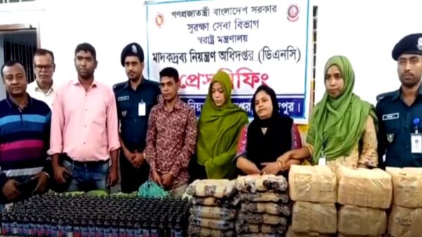 সব্জির নিচে পাচারকালে বস্তা ভর্তি ফেনসিডিলসহ গ্রেফতার