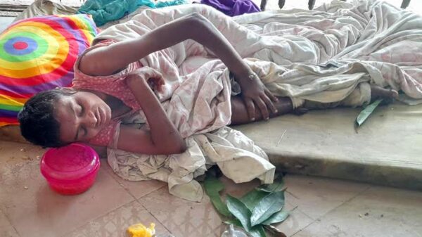 পায়ে পচন ধরেছে হতভাগিনী রিনার, বাসা বেঁধেছে পোকাও