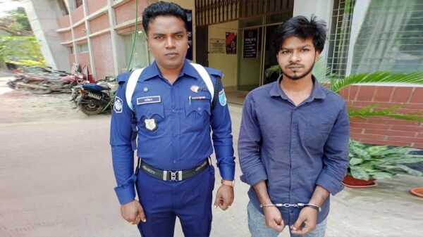 ৮ পিচ ফেন্সিডিল সহ ১ মাদক বিক্রেতা আটক