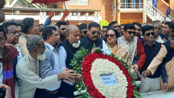 টুঙ্গিপাড়ায় জাতির পিতার সমাধিতে লাবু চৌধুরীর শ্রদ্ধা নিবেদন