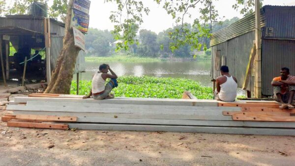 চরভদ্রাসনে সরকারি জায়গা দখল করে দোকানঘর নির্মাণের চেষ্টা