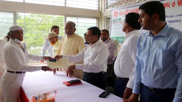 সদরপুরে মুক্তিযোদ্ধাদের মাঝে স্মার্টকার্ড ও সনদ বিতরণ