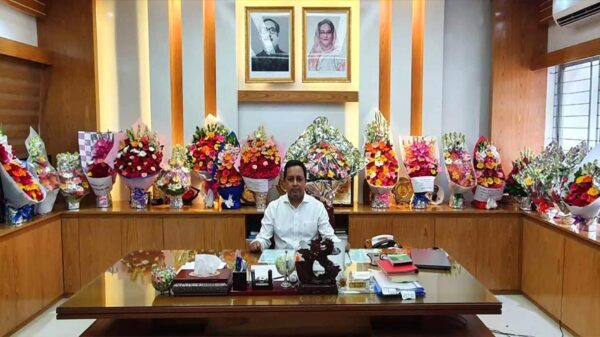 ফুল আর ভালোবাসায় সিক্ত হলেন ফরিদপুরের জেলা প্রশাসক অতুল সরকার