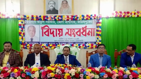 বোয়ালমারীতে জেলা প্রশাসকের বিদায়ী সংবর্ধনা