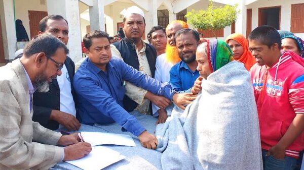 সালথা'র রামকান্তুপুরে শীতার্তদের মাঝে কম্বল বিতরণ