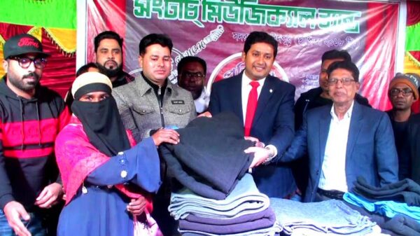সদরপুরে শীতার্তদের মাঝে কম্বল বিতরণ